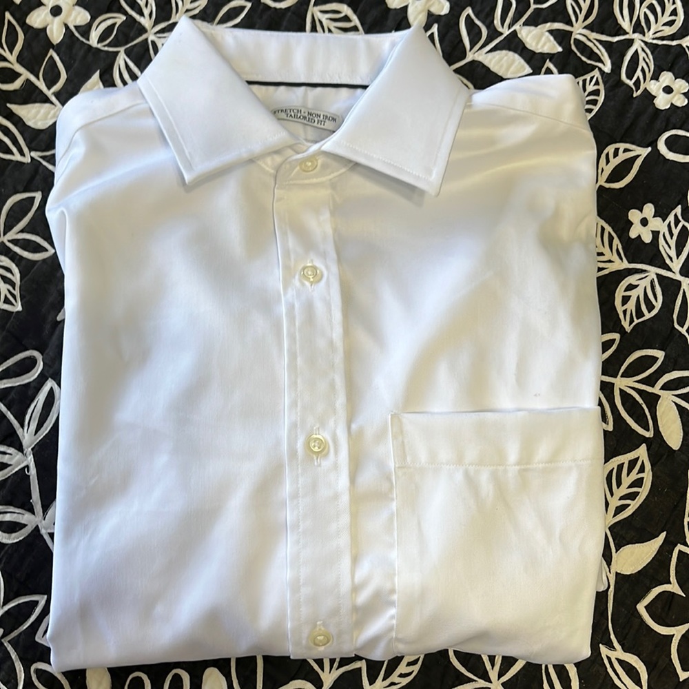 ❤️235)New men’s long sleeved white dress shirt by Jos A Bank. Size 15–33.